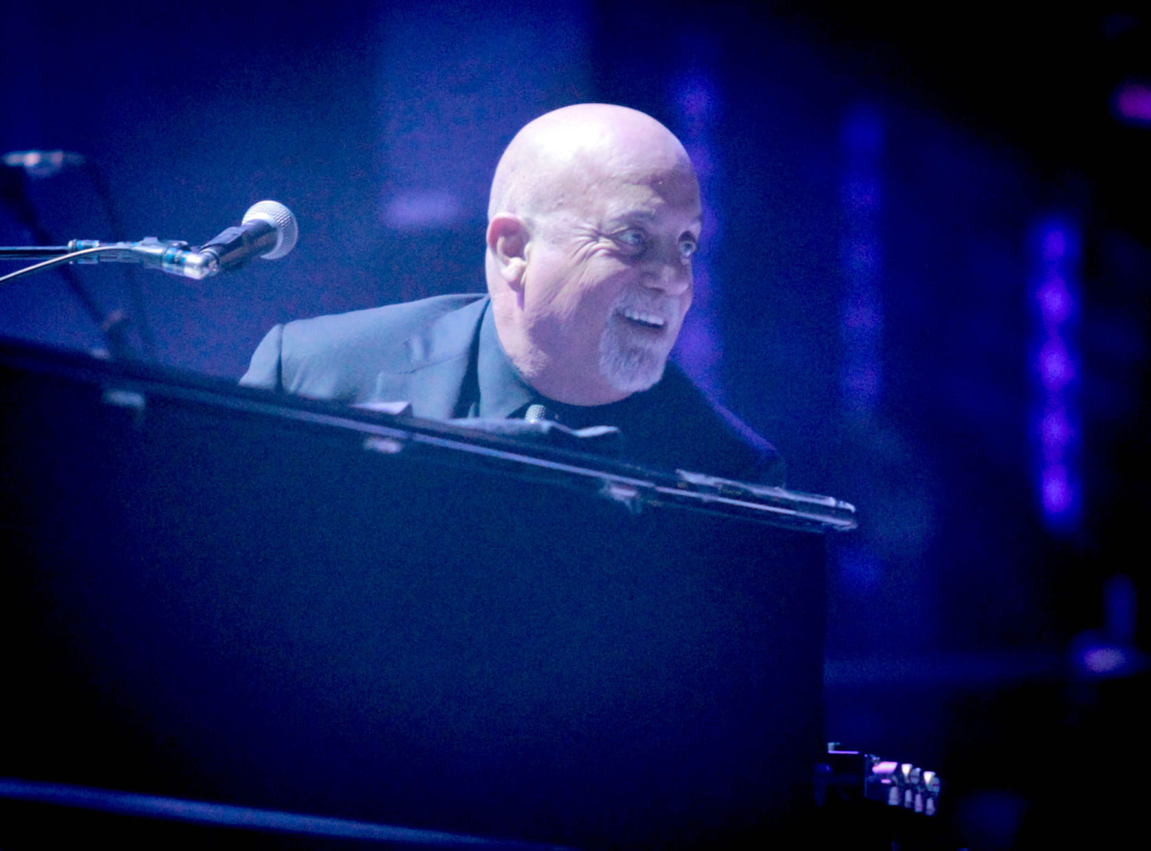 NO.billyjoelreview.3808.021217.jpg